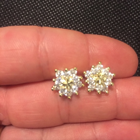 ❄️ Lovely shiny rhinestone snowflake studs available in gold or silver ❄️ - Picture 5 of 8